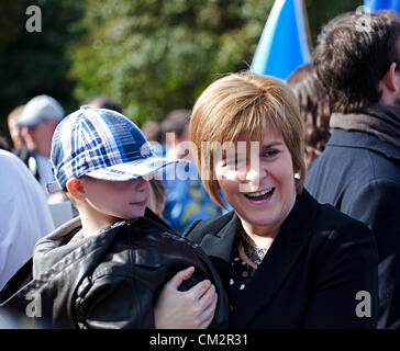 22 settembre 2012, Edimburgo, una stima di cinque mila persone hanno preso parte ad un evento nella città volti a dimostrare il supporto per l'indipendenza. Princes Street Gardens. Il rally è stato messo in scena sotto il vessillo di indipendenza per la Scozia e non è parte del funzionario sì Scozia campagna. Foto Stock