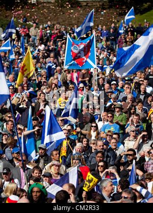 22 settembre 2012, Edimburgo, una stima di cinque mila persone hanno preso parte ad un evento nella città volti a dimostrare il supporto per l'indipendenza. Entrambi i giovani e vecchi sventolando saltires e leone rampante bandiere raccolte nei prati prima di marciare verso Princes Street Gardens. Il rally è stato messo in scena sotto il vessillo di indipendenza per la Scozia e non è parte del funzionario sì Scozia campagna. Foto Stock