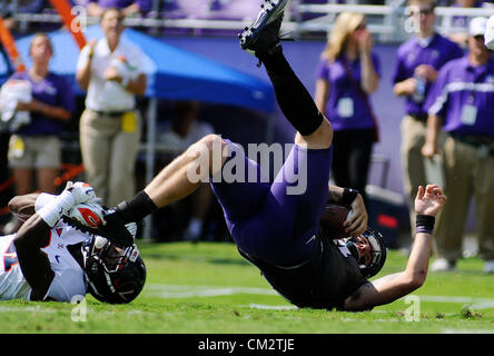 Sett. 22, 2012 - Ft. Vale la pena, TX, Stati Uniti d'America - 22 settembre 2012 Ft. Vale la pena, Tx. Stati Uniti d'America. Virginia sicurezza forte BRANDON PHELPS (21) upends TCU quarterback CASEY PACHALL (4) come l'Università della Virginia ha giocato la Texas Christian University in un NCAA Football gioco a Amon G. Carter Stadium di Ft. Vale la pena, Texas. TCU sconfitto Virginia 27 a 7. (Credito Immagine: © Ralph Lauer/ZUMAPRESS.com) Foto Stock