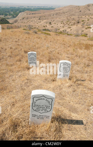 Sett. 5, 2012 - Hardin, Montana, Stati Uniti d'America - 5 settembre, 2012, Hardin, Montana - Grave marker su Little Big Horn battlefield identificare dove le singole saldature, scout, civili e guerrieri nativi americani coinvolti nella battaglia è caduto - uno dei più potenti e uniche elementi del campo di battaglia di oggi. (Credito Immagine: © David Snyder/ZUMAPRESS.com) Foto Stock