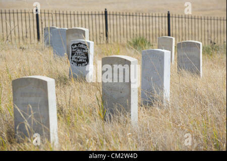 Sett. 5, 2012 - Hardin, Montana, Stati Uniti d'America - 5 settembre, 2012, Hardin, Montana - la pietra tombale (in nero, il centro sinistra) di noi Brevet Maggiore Generale George Armstrong Custer in cima a ciò che fu chiamato Last Stand Hill a Little Big Horn battlefield in quello che oggi è a sud-est Montana. Custer è morto con circa 210 soldati della US settimo cavalleria dopo che attacca un accampamento di nativi americani nella vicina valle, in quella che è una delle più famose battaglie della storia americana. (Credito Immagine: © David Snyder/ZUMAPRESS.com) Foto Stock