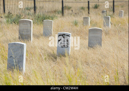 Sett. 5, 2012 - Hardin, Montana, Stati Uniti d'America - 5 settembre, 2012, Hardin, Montana - la pietra tombale (in nero ) di noi Brevet Maggiore Generale George Armstrong Custer in cima a ciò che fu chiamato Last Stand Hill a Little Big Horn battlefield in quello che oggi è a sud-est Montana. Custer è morto con circa 210 soldati della US settimo cavalleria dopo che attacca un accampamento di nativi americani nella vicina valle, in quella che è una delle più famose battaglie della storia americana. (Credito Immagine: © David Snyder/ZUMAPRESS.com) Foto Stock