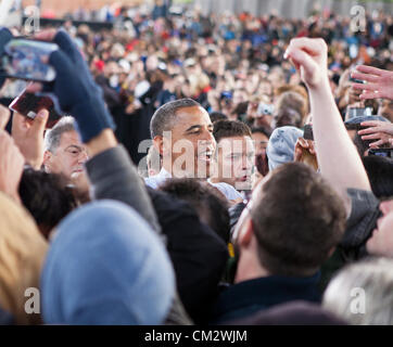 Il Presidente Usa Barack Obama scuote le mani con i sostenitori dopo un discorso a Milwaukee nel Wisconsin il 22 settembre 2012. Foto Stock