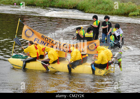 Chester, Regno Unito, domenica 23 settembre 2012. La beneficenza della gara zattera sul fiume Dee organizzata dal Rotary Club di Chester. La gara è stata dovuta a essere eseguito su 8 Luglio, ma è stato rinviato a causa di grandi piogge causando il flusso del fiume di essere troppo pericolosa. Squadre Gara passato oliveti al wier accanto Handbridge. Foto Stock