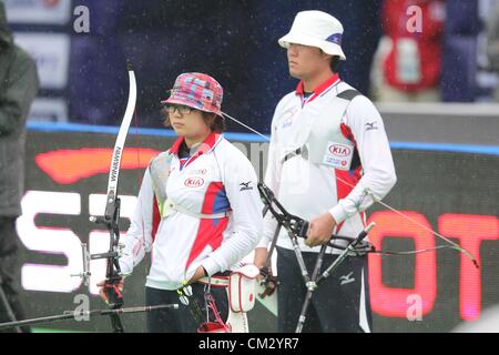 (L-R) Miki Kanie, Takaharu Furukawa (JPN), Settembre 23, 2012 - Tiro con l'Arco : Giappone Takaharu Furukawa e Miki Kanie in azione durante il cambio misti team di prua round concorrenza durante il tiro con l'arco finale di Coppa del Mondo 2012 Tokyo presso Parco Hibiya, Tokyo, Giappone. (Foto di AFLO SPORT) [1156] Foto Stock