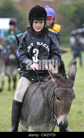 THEYDON BOIS, Essex, Inghilterra - Settembre 2012: XXV Theydon Bois Gruppo Scout Donkey Derby 2012. La pioggia cade durante la venticinquesima edizione Theydon Bois Donkey Derby a Theydon Bois Villaggio Verde il 23 settembre 2012 a Epping, Inghilterra. (Foto di Dave Avvisatore acustico - estrema apertura fotografia) Foto Stock