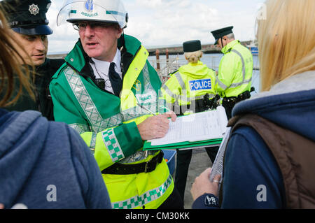 Bangor, County Down. 23/09/2012 - L'Irlanda del Nord un servizio di ambulanza equipaggio identificare e classificare i sopravvissuti simulato. Servizi di emergenza tenere premuto 'Operazione diamante', una formazione congiunta esercizio al largo delle coste del nord verso il basso. Durante il funzionamento, la simulazione di una collisione tra un traghetto che trasportano 65 passeggeri ed equipaggio e una piccola barca attivato tutti i rami dei servizi di emergenza per coordinare le azioni. Foto Stock