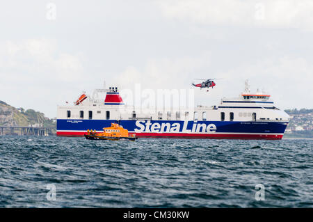 Bangor, County Down. 23/09/2012 - Servizi di emergenza tenere premuto 'Operazione diamante', una formazione congiunta esercizio al largo delle coste del nord verso il basso. Durante il funzionamento, la simulazione di una collisione tra un traghetto che trasportano 65 passeggeri ed equipaggio e una piccola barca attivato tutti i rami dei servizi di emergenza per coordinare le azioni. Foto Stock