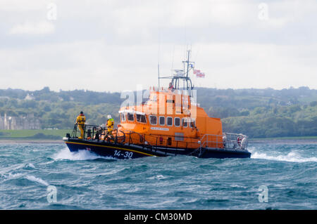 Bangor, County Down. 23/09/2012 - Donaghadee RNLI scialuppa di salvataggio scansione equipaggio del mare per i sopravvissuti e corpi. Servizi di emergenza tenere premuto 'Operazione diamante', una formazione congiunta esercizio al largo delle coste del nord verso il basso. Foto Stock