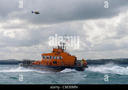 Bangor, County Down. 23/09/2012 - Donaghadee RNLI scialuppa di salvataggio scansione equipaggio del mare per i sopravvissuti e corpi come un elicottero della polizia sorvola la scena. Servizi di emergenza tenere premuto 'Operazione diamante', una formazione congiunta esercizio al largo delle coste del nord verso il basso. Foto Stock