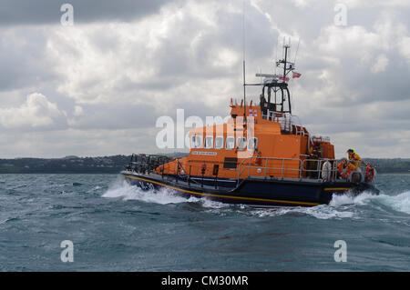 Bangor, County Down. 23/09/2012 - Donaghadee RNLI scialuppa di salvataggio scansione equipaggio del mare per i sopravvissuti e corpi. Servizi di emergenza tenere premuto 'Operazione diamante', una formazione congiunta esercizio al largo delle coste del nord verso il basso. Foto Stock