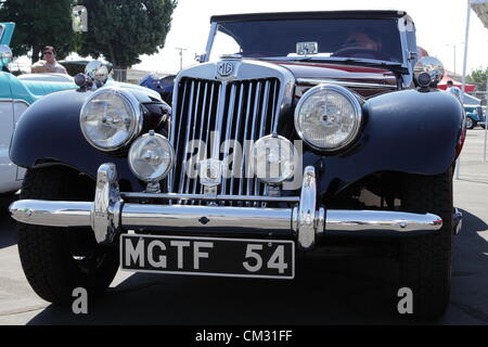 EL MONTE, CALIFORNIA, STATI UNITI D'America - 23 settembre 2012 - A 1954 MG TF con 1466cc motore sul display all'El Monte Air Show Foto Stock