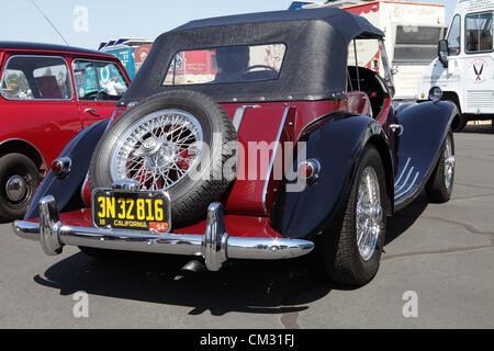 EL MONTE, CALIFORNIA, STATI UNITI D'America - 23 settembre 2012 - A 1954 MG TF con 1466cc motore sul display all'El Monte Air Show Foto Stock