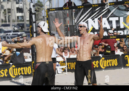 Sett. 23, 2012 - Huntington Beach, California, Stati Uniti - John Hyden e Sean Scott (destra) celebrare dopo aver vinto un sconvolto la vittoria su Sean Rosenthal e Jake Gibb negli uomini finale al Jose Cuervo Pro Beach Volley Campionati Nazionali di Huntington Beach, California, Sett. 23, 2012. (Credito Immagine: © Jeremy Breningstall/ZUMAPRESS.com) Foto Stock