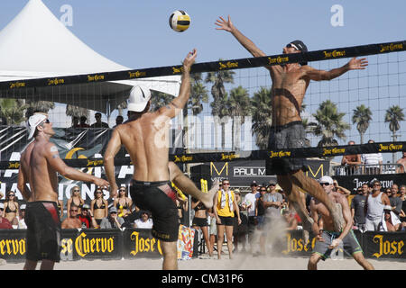 Sett. 23, 2012 - Huntington Beach, California, Stati Uniti - Sean Rosenthal salti fino a difendere contro Sean Scott e John Hyden durante negli uomini finale al Jose Cuervo Pro Beach Volley Campionati Nazionali di Huntington Beach, California, Sett. 23, 2012. Scott e Hydent sconfitto Rosenthal e il partner Jake Gibb. (Credito Immagine: © Jeremy Breningstall/ZUMAPRESS.com) Foto Stock