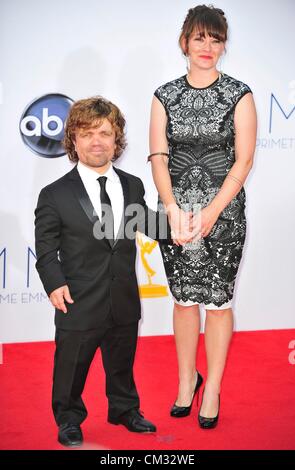 Peter Dinklage Erica Schmidt arrivi64th Primetime Emmy Awards - Gli arrivi Nokia Theater L.A LIVE Los Angeles CA 23 Settembre Foto Stock