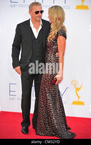 Kevin Costner Christine Baumgartner arrivi64th Primetime Emmy Awards - Gli arrivi Parte 2 Nokia Theater L.A LIVE Los Angeles CA Foto Stock