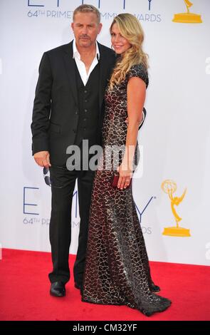 Kevin Costner Christine Baumgartner arrivi64th Primetime Emmy Awards - Gli arrivi Parte 2 Nokia Theater L.A LIVE Los Angeles CA Foto Stock