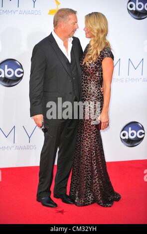 Kevin Costner Christine Baumgartner arrivi64th Primetime Emmy Awards - Gli arrivi Parte 2 Nokia Theater L.A LIVE Los Angeles CA Foto Stock