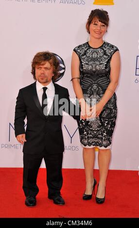 Sett. 23, 2012 - Los Angeles, California, Stati Uniti - Erica Schmidt, Peter Dinklage .64a Primetime Emmy Awards - Gli arrivi il 23 settembre 2012 a Nokia Theater L.A vivi, Los Angeles, CA.USA.(Immagine di credito: © D. lunga/Globe foto/ZUMAPRESS.com) Foto Stock