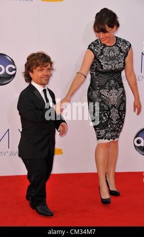 Sett. 23, 2012 - Los Angeles, California, Stati Uniti - Erica Schmidt, Peter Dinklage .64a Primetime Emmy Awards - Gli arrivi il 23 settembre 2012 a Nokia Theater L.A vivi, Los Angeles, CA.USA.(Immagine di credito: © D. lunga/Globe foto/ZUMAPRESS.com) Foto Stock