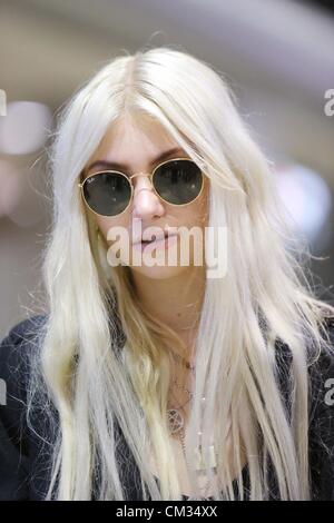 Taylor Momsen, Settembre 24, 2012, Chiba, Giappone - attrice statunitense, musicista e modello, Taylor Momsen, arriva all'Aeroporto Internazionale Narita di Tokyo. Il divo americano della ragazza di pettegolezzo e abbastanza temerario è in Giappone a promuovere il Samantha Thavasa marca. Ella è la più recente di una lunga linea di star internazionali per essere associati con la Giapponese borsetta marca. (Foto di AFLO) Foto Stock