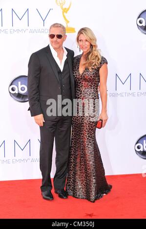 Kevin Costner Christine Baumgartner arrivi64th Primetime Emmy Awards - Gli arrivi Nokia Theater L.A LIVE Los Angeles CA Foto Stock