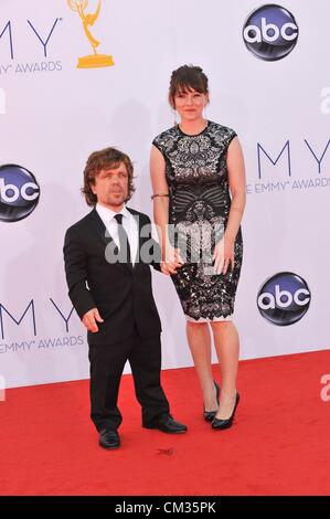 Erica Schmidt Peter Dinklage arrivi64th Primetime Emmy Awards - Gli arrivi Parte 3 Nokia Theater L.A LIVE Los Angeles CA Foto Stock