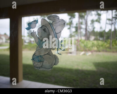 8 marzo 2012 - Port St. Lucie, Florida, Stati Uniti - Uomo del peering attraverso la finestra riflettendo iarda posteriore di un precluso home in Port St. Lucie, Florida, Uniited membri (credito Immagine: © David H. pozzetti/ZUMAPRESS.com) Foto Stock