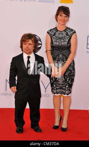 Sett. 23, 2012 - Los Angeles, California, Stati Uniti - Erica Schmidt, Peter Dinklage .64a Primetime Emmy Awards - Gli arrivi il 23 settembre 2012 a Nokia Theater L.A vivi, Los Angeles, CA.USA.(Immagine di credito: © D. lunga/Globe foto/ZUMAPRESS.com) Foto Stock