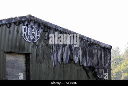 22 settembre 2012 La bruciata patatine reale fabbrica di proprietà di Sirhowy alimenti a Crumlin, South Wales, Regno Unito. Un uomo da Abertillery è apparso prima di magistrati caricato con arson. Foto Stock