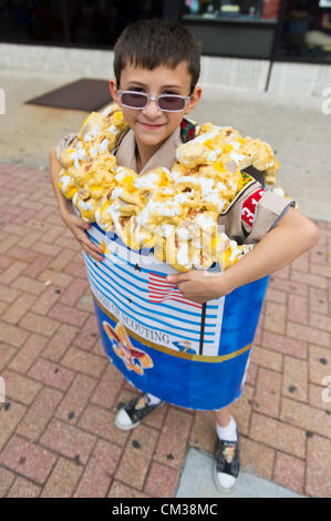 Sett. 22, 2012 - Bellmore, New York STATI UNITI - Indossare un sacchetto di popcorn costume, è cub scout di North Bellmore Cub Scout Troop 313, come truppa vende popcorn per raccogliere fondi presso la ventiseiesima edizione della famiglia Bellmore Street Festival. Più persone rispetto alla ben più di 120.000 che hanno partecipato alla lunga isola fair dello scorso anno erano attesi. Foto Stock