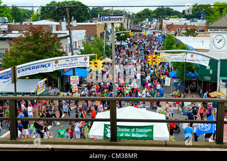 Sett. 22, 2012 - Bellmore, New York STATI UNITI - Vista dal di sopra della ventiseiesima edizione della famiglia Bellmore Street Festival, da elevati piattaforma del treno di Bellmore Long Island Railroad Station (LIRR). La Camera di Commercio della Bellmores' tenda bianca con verde banner è proprio dietro il centro della piattaforma raiiling. Più persone rispetto alla ben più di 120.000 che hanno partecipato alla lunga isola fair dello scorso anno erano attesi. Foto Stock