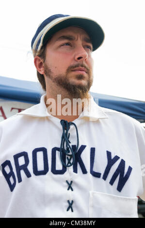 Sett. 22, 2012 - Bellmore, New York STATI UNITI - ANTHONY CANNINO (soprannome 'tc') di Lynbrook, indossa uniformi dell annata squadra di baseball, Brooklyn Atlantics, all'Atlantic Base team a sfera di Brooklyn stand alla XXVI edizione Bellmore famiglia Street Festival. Più persone rispetto alla ben più di 120.000 che hanno partecipato alla lunga isola fair dello scorso anno erano attesi. Foto Stock