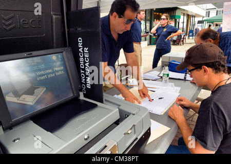 Sett. 22, 2012 - Bellmore, New York STATI UNITI - Nassau County Board delle elezioni ha una nuova macchina di voto - un portatile sistema di voto elettronico - che gli elettori possano fare pratica utilizzando allo stand presso la ventiseiesima edizione della famiglia Bellmore Street Festival. Più persone rispetto alla ben più di 120.000 che hanno partecipato alla lunga isola fair dello scorso anno erano attesi. Foto Stock