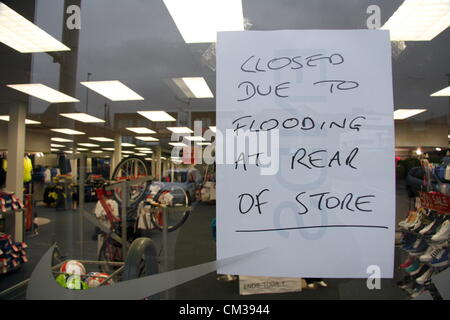 Il 24 settembre 2012. Le inondazioni si chiude Jjb sports store, Ravenside Retail Park, il giorno in cui è stata annunciata la società sono per andare in amministrazione, Chesterfield, Derbyshire, Regno Unito Foto Stock