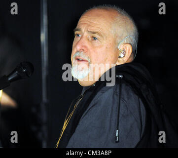 Sett. 23, 2012 - New York New York, Stati Uniti - Musicista Peter Gabriel performing live in concerto al Nikon Jones Beach Theatre di New York. (Credito Immagine: © Jeffrey Geller/ZUMAPRESS.com) Foto Stock