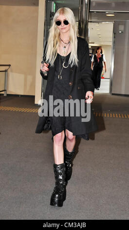 Tokyo, Giappone - Taylor Momsen, 24 Settembre 2012 : Cantante Taylor Momsen arriva all'Aeroporto Internazionale di Narita nella prefettura di Chiba, Giappone. (Foto di AFLO) Foto Stock