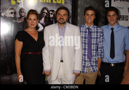 Sett. 24, 2012 - Hollywood, California, Stati Uniti - Elizabeth Perkins & Famiglia partecipare alla premiere di ''passo perfetto'' al ArcLight Theater a Hollywood,Ca su settembre24,2012.. 2012D(Immagine di credito: © Phil Roach/Globe foto/ZUMAPRESS.com) Foto Stock