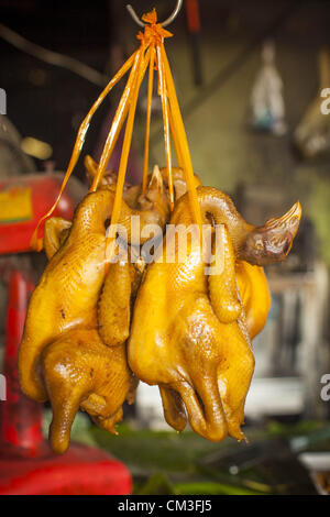 Sett. 26, 2012 - Bangkok, Thailandia - cuocere il pollo intero in vendita in Khlong Toey Mercato in Bangkok. Khlong Toey (chiamato anche Khlong Toei) Market è uno dei più grandi '"wet mercati'' in Thailandia. Il mercato è situato nel bel mezzo di uno di Bangkok la più grande delle aree povere e vicino alla città in originale di deep water port. Migliaia di persone vivono nella vicina baraccopoli zona. Più di un migliaio di shop nella tentacolare Mercato di frutta fresca e verdura e carne, pesce e pollame. (Credito Immagine: © Jack Kurtz/ZUMAPRESS.com) Foto Stock