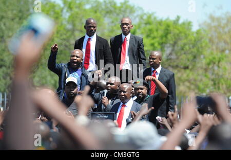 POLOKWANE, SUD AFRICA: espulso ANC Youth League Presidente Julius Malema affronta i suoi sostenitori al di fuori del Polokwane Magistrates Court il 26 settembre 2012 dopo la sua corte apparizione in Polokwane, Sud Africa. Malema e i suoi soci di affari sono accusati di frode, corruzione e riciclaggio di denaro. (Foto di Gallo Immagini / Foto24 / Felix Dlangamandla) Foto Stock