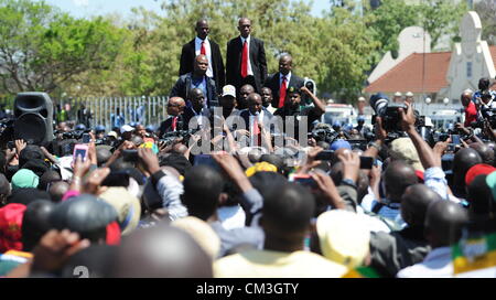 POLOKWANE, SUD AFRICA: espulso ANC Youth League Presidente Julius Malema affronta i suoi sostenitori al di fuori del Polokwane Magistrates Court il 26 settembre 2012 dopo la sua corte apparizione in Polokwane, Sud Africa. Malema e i suoi soci di affari sono accusati di frode, corruzione e riciclaggio di denaro. (Foto di Gallo Immagini / Foto24 / Felix Dlangamandla) Foto Stock