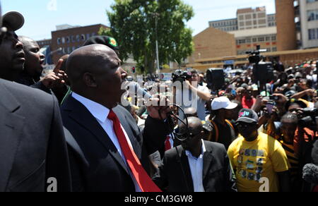 POLOKWANE, SUD AFRICA: espulso ANC Youth League Presidente Julius Malema affronta i suoi sostenitori al di fuori del Polokwane Magistrates Court il 26 settembre 2012 dopo la sua corte apparizione in Polokwane, Sud Africa. Malema e i suoi soci di affari sono accusati di frode, corruzione e riciclaggio di denaro. (Foto di Gallo Immagini / Foto24 / Felix Dlangamandla) Foto Stock