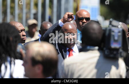 POLOKWANE, SUD AFRICA: espulso ANC Youth League Presidente Julius Malema affronta i suoi sostenitori al di fuori del Polokwane Magistrates Court il 26 settembre 2012 dopo la sua corte apparizione in Polokwane, Sud Africa. Malema e i suoi soci di affari sono accusati di frode, corruzione e riciclaggio di denaro. (Foto di Gallo Immagini / Foto24 / Felix Dlangamandla) Foto Stock