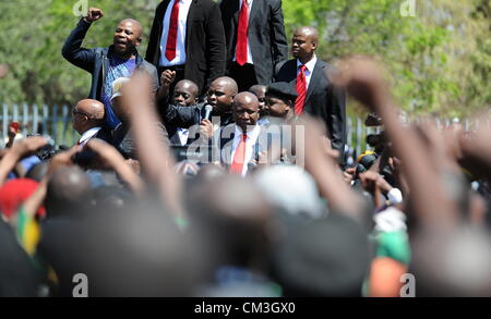 POLOKWANE, SUD AFRICA: espulso ANC Youth League Presidente Julius Malema affronta i suoi sostenitori al di fuori del Polokwane Magistrates Court il 26 settembre 2012 dopo la sua corte apparizione in Polokwane, Sud Africa. Malema e i suoi soci di affari sono accusati di frode, corruzione e riciclaggio di denaro. (Foto di Gallo Immagini / Foto24 / Felix Dlangamandla) Foto Stock