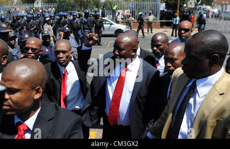 POLOKWANE, SUD AFRICA: espulso ANC Youth League Presidente Julius Malema affronta i suoi sostenitori al di fuori del Polokwane Magistrates Court il 26 settembre 2012 dopo la sua corte apparizione in Polokwane, Sud Africa. Malema e i suoi soci di affari sono accusati di frode, corruzione e riciclaggio di denaro. (Foto di Gallo Immagini / Foto24 / Felix Dlangamandla) Foto Stock