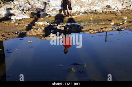 Sett. 26, 2012, a Rafah nella striscia di Gaza, Territori palestinesi - un ragazzo palestinese si erge nei pressi di un eruzione pipeline di liquame in Rafah Refugee Camp sud della striscia di Gaza, Settembre 26, 2012. In seguito agli avvenimenti del militare israeliano operazione piombo fuso nel 2008/2009, i rifugiati palestinesi nei campi profughi di Gaza hanno bisogno di maggiore sostegno per la ricostruzione di Gaza, di promuovere la ripresa economica e l'indirizzo a lungo termine delle esigenze di sviluppo, comprese le infrastrutture (credito Immagine: © Eyad Al Baba APA/images/ZUMAPRESS.com) Foto Stock