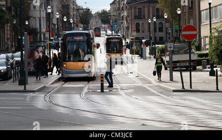 Sett. 10, 2012 - Bruxelles, Belgio - Il tram di Bruxelles (o tram) sistema è uno dei dieci più grandi del mondo, portando alcuni 75,6 milioni di passeggeri nel 2009. La regione di Bruxelles è la capitale del Belgio e de facto la capitale dell'Unione europea (UE). Bruxelles è ufficialmente multilingue, con entrambi i francesi e gli Olandesi essere parlata nella città. Tutti i cartelli stradali, i nomi delle strade, pubblicità e la maggior parte dei servizi sono mostrati in entrambe le lingue. Tensioni linguistiche restano e le leggi della lingua di tutti i comuni nei dintorni di Bruxelles sono un problema di notevoli controversie in Belgio. (Credito Immagine: © Rua Foto Stock