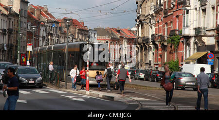 Sett. 10, 2012 - Bruxelles, Belgio - pendolari rush a bordo di un tram. Il tram di Bruxelles (o tram) sistema è uno dei dieci più grandi del mondo, portando alcuni 75,6 milioni di passeggeri nel 2009. La regione di Bruxelles è la capitale del Belgio e de facto la capitale dell'Unione europea (UE). Bruxelles è ufficialmente multilingue, con entrambi i francesi e gli Olandesi essere parlata nella città. Tutti i cartelli stradali, i nomi delle strade, pubblicità e la maggior parte dei servizi sono mostrati in entrambe le lingue. Tensioni linguistiche restano e le leggi della lingua di tutti i comuni nei dintorni di Bruxelles sono un problema di notevoli controversie Foto Stock