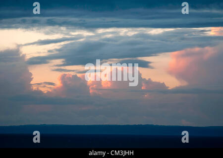 26 Settembre 2012 - nuvole temporalesche formante al tramonto del Pembrokeshire litorale vicino Tenby come visto da Rhossili sulla Penisola di Gower vicino a Swansea, nel Galles del Sud questa sera. Foto Stock